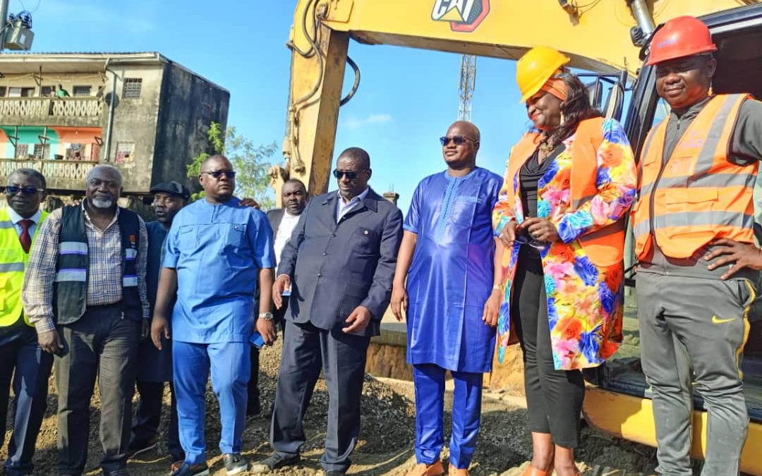 Projet de Développement des Villes Inclusives et Résilientes dans la ville de Douala: le MINHDU lance et évalue les travaux.