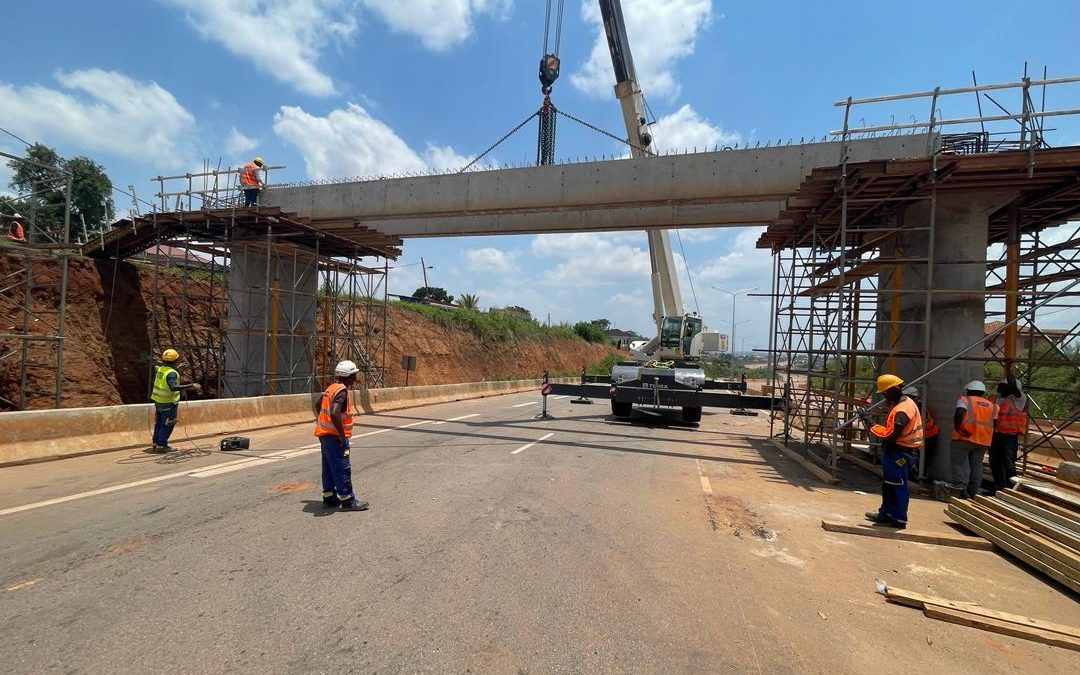 Travaux de construction d’une passerelle piétonne sur l’Autoroute Yaoundé-Nsimalen, aux environs du lycée d’Odza à Meyo: Tablier en cours de mise en œuvre.  